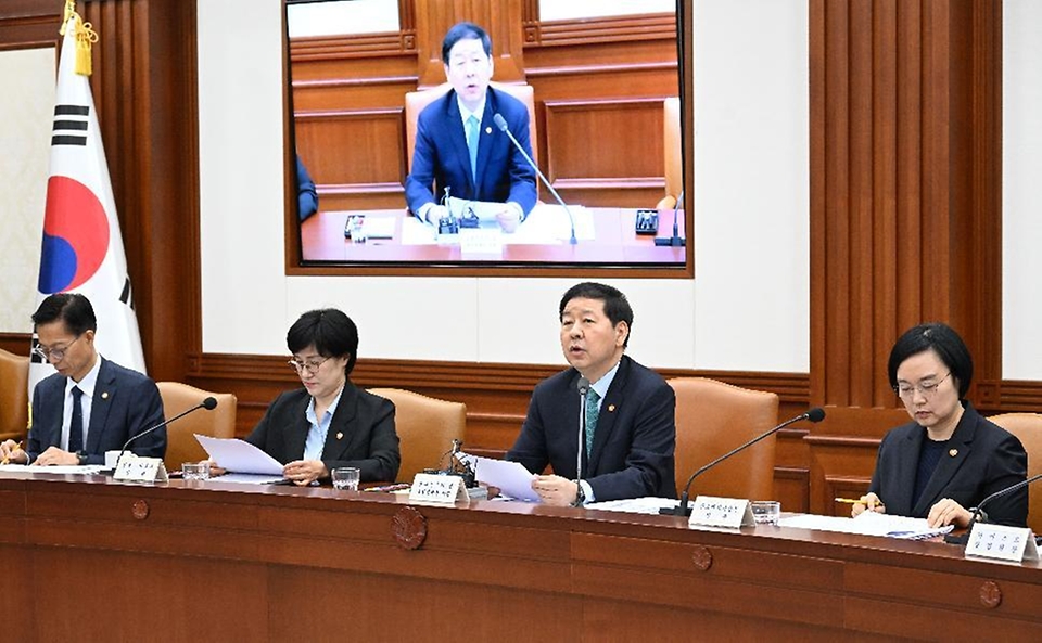 구윤철 부총리 겸 재정경제부 장관이 4월 24일 서울 종로구 정부서울청사에서 열린 '비상경제본부회의 겸 국가창업시대 전략회의'를 주재, 모두발언을 하고 있다.