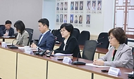 원민경 성평등가족부 장관이 4월 24일 정부서울청사에서 제28차 청소년정책위원회를 개최하고, 형사미성년자(촉법소년) 연령 기준 등 청소년정책 현안에 대해 논의하고 있다.