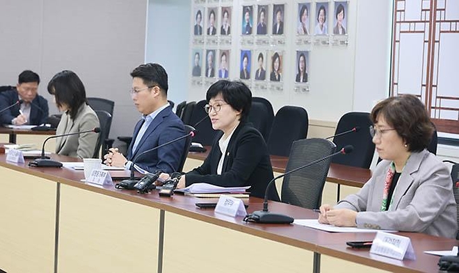원민경 성평등가족부 장관이 4월 24일 정부서울청사에서 제28차 청소년정책위원회를 개최하고, 형사미성년자(촉법소년) 연령 기준 등 청소년정책 현안에 대해 논의하고 있다.