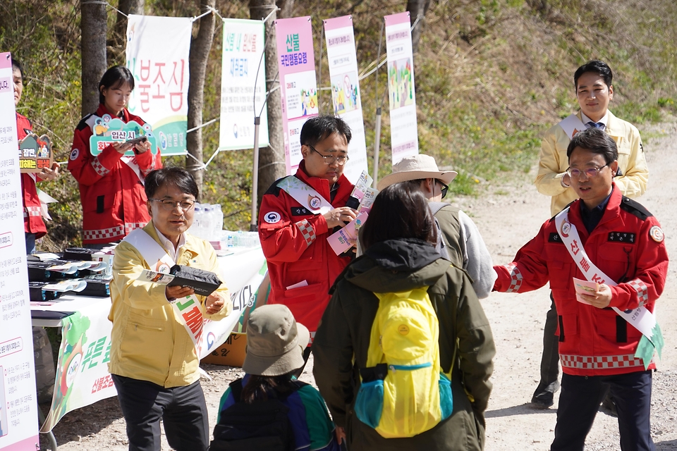 4월 25일 강원도 평창군 선자령 등산로 입구에서 박은식 산림청장과 김광용 행정안전부 재난안전관리본부장이 등산객을 대상으로 산불예방 캠페인을 하고 있다.