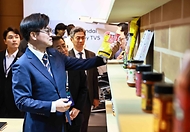 김정관 산업통상부 장관은 4월 21일(현지 시간) 인도 뉴델리 오베로이호텔에서 '이재명 대통령 인도 국빈 순방' 계기에 열린 '한-인도 비즈니스 파트너십' 행사장을 방문해, 1:1 비즈니스 상담회장과 K-이노베이션 쇼케이스장을 둘러보고 있다.