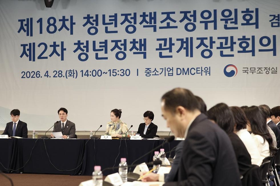 김민석 국무총리가 4월 28일 마포구 중소기업DMC타워에서 열린 제18차 청년정책조정위원회 겸 제2차 청년정책 관계장관회의를 주재하고 있다.