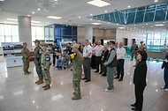 가평전투 75주년을 맞아 방한한 영연방 4개국( 영국, 캐나다, 호주, 뉴질랜드) 참전용사와 유가족 26명이 4월 25일 경기 파주시 비무장지대(DMZ) 내 판문점을 찾아 설명을 듣고 있다.