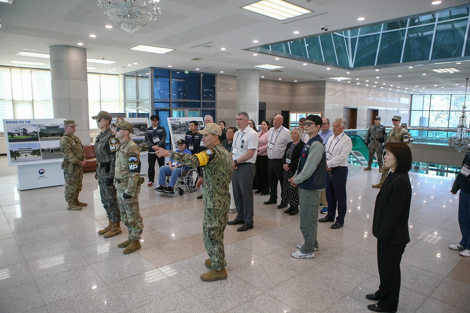 가평전투 75주년을 맞아 방한한 영연방 4개국( 영국, 캐나다, 호주, 뉴질랜드) 참전용사와 유가족 26명이 4월 25일 경기 파주시 비무장지대(DMZ) 내 판문점을 찾아 설명을 듣고 있다.