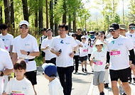 최교진 교육부 장관이 4월 25일 교육공동체의 협력 문화 확산에 동참하기 위해 세종호수공원에서 열린 '마음동행 함께달려' 행사에 참석하고 있다.
