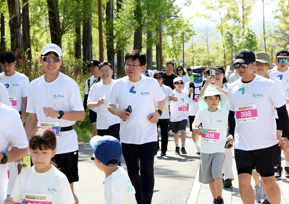 최교진 교육부 장관이 4월 25일 교육공동체의 협력 문화 확산에 동참하기 위해 세종호수공원에서 열린 '마음동행 함께달려' 행사에 참석하고 있다.