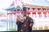 가평전투 75주년을 맞아 방한한 영연방 4개국( 영국, 캐나다, 호주, 뉴질랜드) 참전용사와 유가족 26명이 4월 23일 서울 중구 풀만 앰배서더 서울 호텔에서 열린 재방한 오리엔테이션에서 한복을 입고 기념촬영을 하며 즐거운 시간을 보내고 있다.
