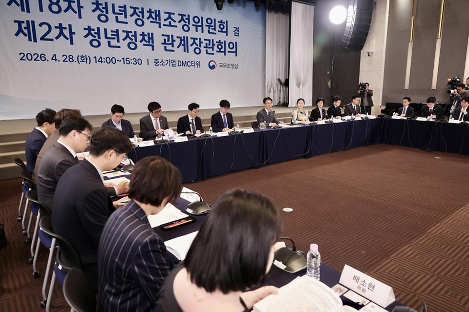김민석 국무총리가 4월 28일 마포구 중소기업DMC타워에서 열린 제18차 청년정책조정위원회 겸 제2차 청년정책 관계장관회의를 주재하고 있다.