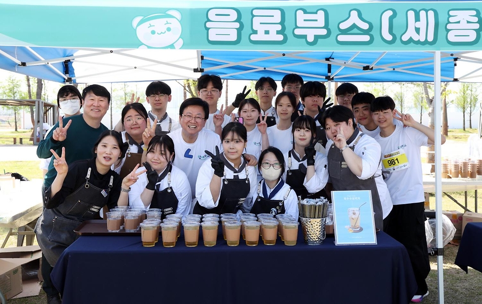 최교진 교육부 장관이 4월 25일 교육공동체의 협력 문화 확산에 동참하기 위해 세종호수공원에서 열린 '마음동행 함께달려' 행사에 참석하고 있다.