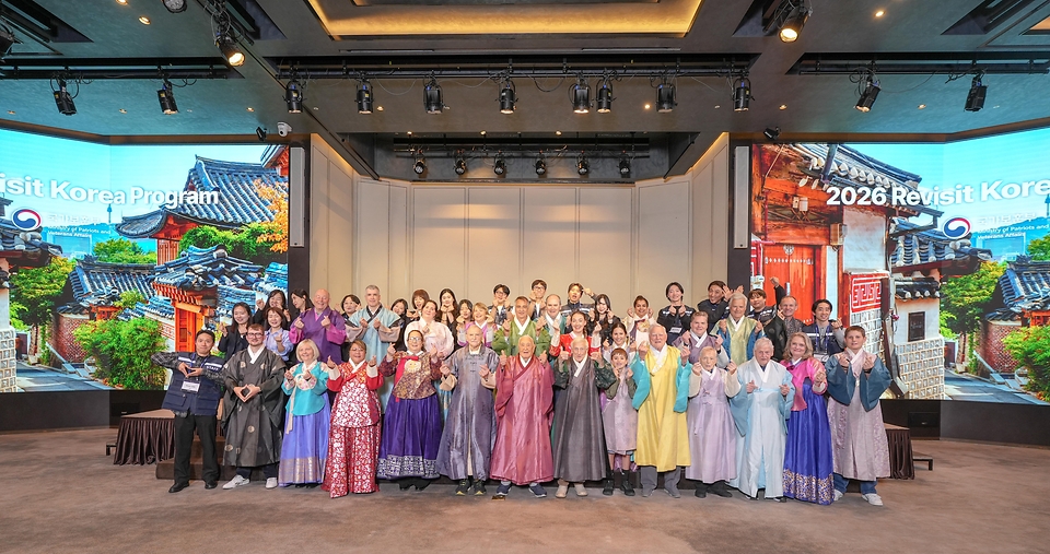 가평전투 75주년을 맞아 방한한 영연방 4개국( 영국, 캐나다, 호주, 뉴질랜드) 참전용사와 유가족 26명이 4월 23일 서울 중구 풀만 앰배서더 서울 호텔에서 열린 재방한 오리엔테이션에서 한복을 입고 기념촬영을 하며 즐거운 시간을 보내고 있다.