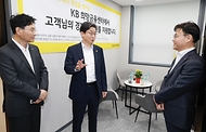 이억원 금융위원장이 4월 27일 서울 동작구 KB희망금융센터에서 개최한 제4차 포용적 금융 대전환 회의에서 정부·유관기관, 관련 협회 및 금융권 임원진과 포용금융 관련 민간 전문가가 참석해 민간 금융권의 포용금융 확산을 위한 중금리대출 활성화 방안을 논의하고 있다.