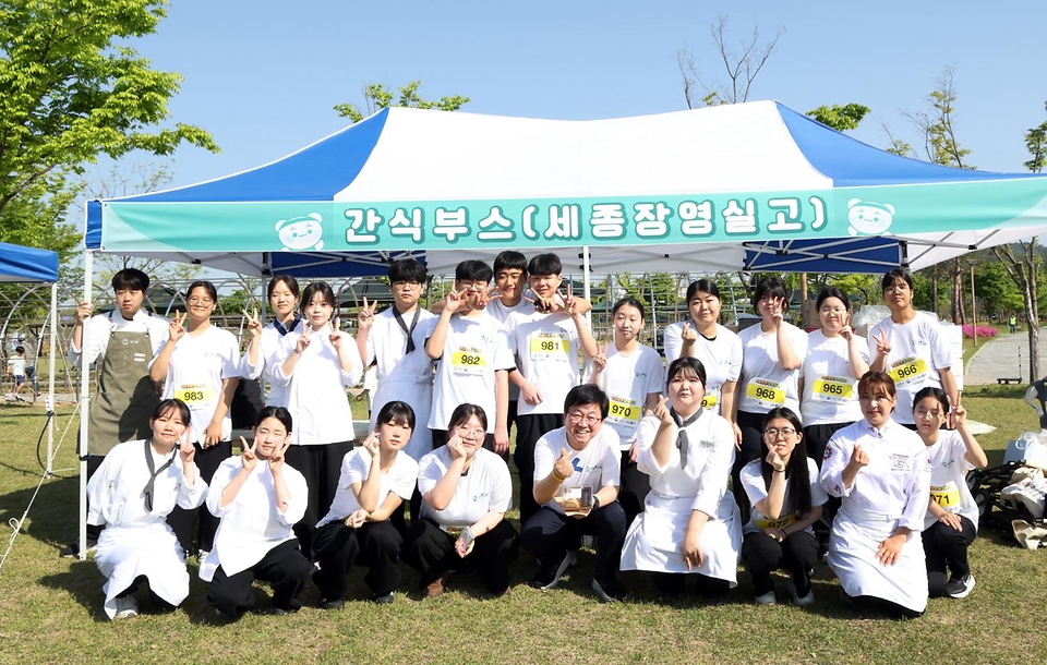 최교진 교육부 장관이 4월 25일 교육공동체의 협력 문화 확산에 동참하기 위해 세종호수공원에서 열린 '마음동행 함께달려' 행사에 참석하고 있다.