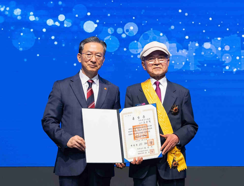 정성호 법무부 장관이 4월 24일 엘타워 7층 그랜드홀에서 대한변호사협회와 함께 제63회 '법의 날' 기념식을 개최하고 있다.