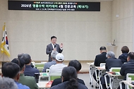 이승돈 농촌진흥청장이 4월 23일 전북특별자치도 고창군에 있는 수박시험장(지역특화작목연구소)을 방문, '제18기 명품수박 아카데미' 교육 농업인들을 격려하고 첨단 연구 인프라 구축 현장을 점검하고 있다.