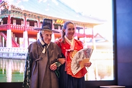 가평전투 75주년을 맞아 방한한 영연방 4개국( 영국, 캐나다, 호주, 뉴질랜드) 참전용사와 유가족 26명이 4월 23일 서울 중구 풀만 앰배서더 서울 호텔에서 열린 재방한 오리엔테이션에서 한복을 입고 기념촬영을 하며 즐거운 시간을 보내고 있다.