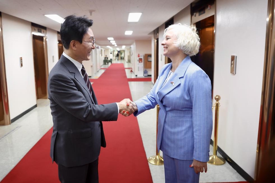 김민석 국무총리가 4월 27일 세종대로 정부서울청사에서 다이가 미에리냐 라트비아 국회의장을 접견, 인사 및 환담을 나누고 있다.
