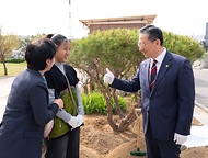 정성호 법무부 장관이 4월 23일 인청공항 방문에 앞서 법무부가 운영하는 난민지원시설인 출입국·외국인지원센터를 방문해 이용자들의 생활환경과 급식 위생 상태 등을 점검하고 있다.