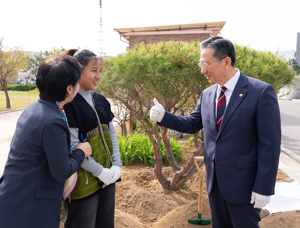 정성호 법무부 장관이 4월 23일 인청공항 방문에 앞서 법무부가 운영하는 난민지원시설인 출입국·외국인지원센터를 방문해 이용자들의 생활환경과 급식 위생 상태 등을 점검하고 있다.