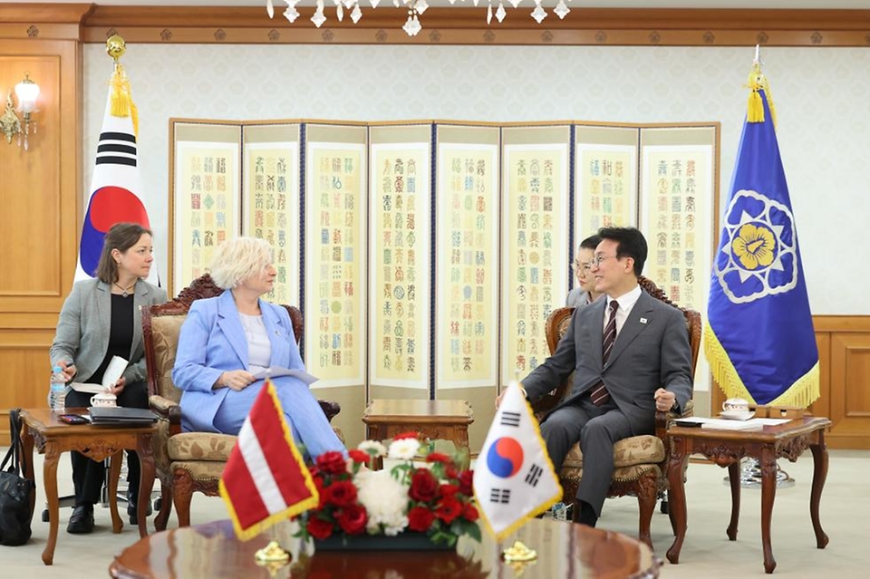 김민석 국무총리가 4월 27일 세종대로 정부서울청사에서 다이가 미에리냐 라트비아 국회의장을 접견, 인사 및 환담을 나누고 있다.