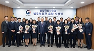 정성호 법무부 장관이 4월 23일 인천공항출입국·외국인청에 방문해 입국심사장의 심사지체 현황을 점검하고, 신속 정확한 출입국심사를 위해 헌신한 출입국심사관 12명에게 법무부장관 표창을 수여하고 격려하고 있다.