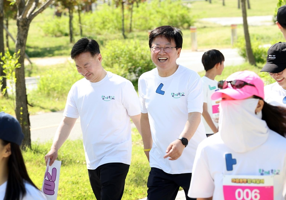 최교진 교육부 장관이 4월 25일 교육공동체의 협력 문화 확산에 동참하기 위해 세종호수공원에서 열린 '마음동행 함께달려' 행사에 참석하고 있다.