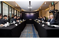 배경훈 부총리 겸 과학기술정보통신부 장관과 데미스 하사비스 구글 딥마인드 공동창업자 및 CEO가 4월 27일 서울 종로구 포시즌스호텔에서 과학기술 AI 공동연구, AI 인재 양성, 책임있는 AI 활용 등 주요협력분야 양해각서(MOU)를 체결하고 있다.
