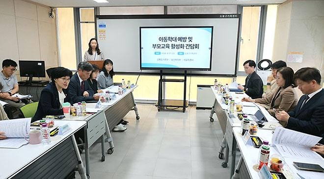 원민경 성평등가족부 장관이 4월 27일 도봉구가족센터에서 열린 '아동학대 예방 및 부모교육 활성화 간담회'에 참석, 아동학대의 조기 발견과 초기대응을 위해 관계기관의 협력을 강화할 것을 당부하고 있다.