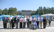 가평전투 75주년을 맞아 방한한 영연방 4개국( 영국, 캐나다, 호주, 뉴질랜드) 참전용사와 유가족 26명이 4월 25일 경기 파주시 비무장지대(DMZ) 내 판문점을 찾아 설명을 듣고 있다.