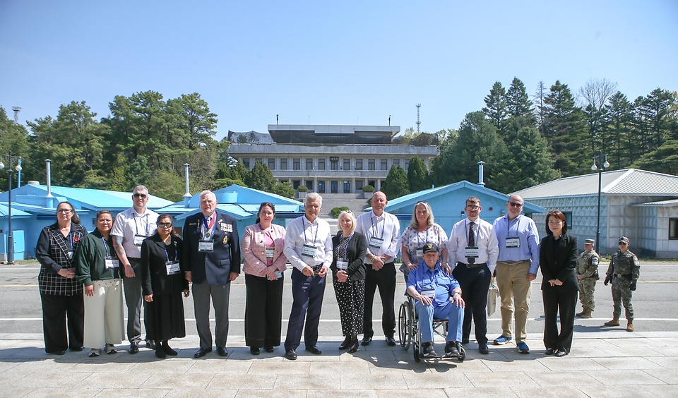 가평전투 75주년을 맞아 방한한 영연방 4개국( 영국, 캐나다, 호주, 뉴질랜드) 참전용사와 유가족 26명이 4월 25일 경기 파주시 비무장지대(DMZ) 내 판문점을 찾아 설명을 듣고 있다.