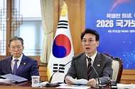 김민석 국무총리가 4월 27일 세종대로 정부서울청사에서 열린 국가보훈위원회 회의를 주재하고 있다.