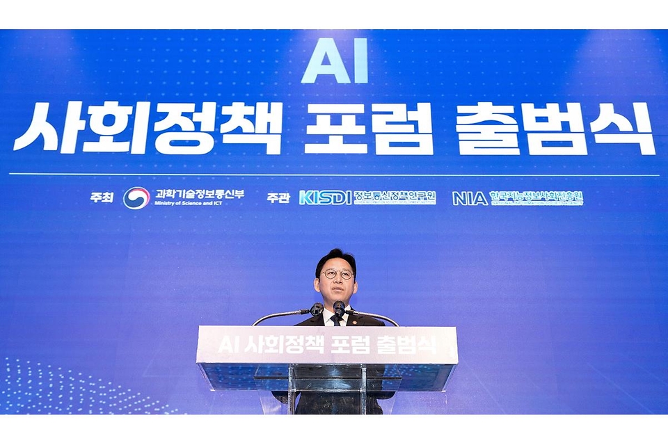배경훈 부총리 겸 과학기술정보통신부 장관이 4월 27일 서울 서초구 엘타워에서 열린 'AI 사회정책 포럼 출범식'에서 참석자들과 기념촬영을 하고 있다.