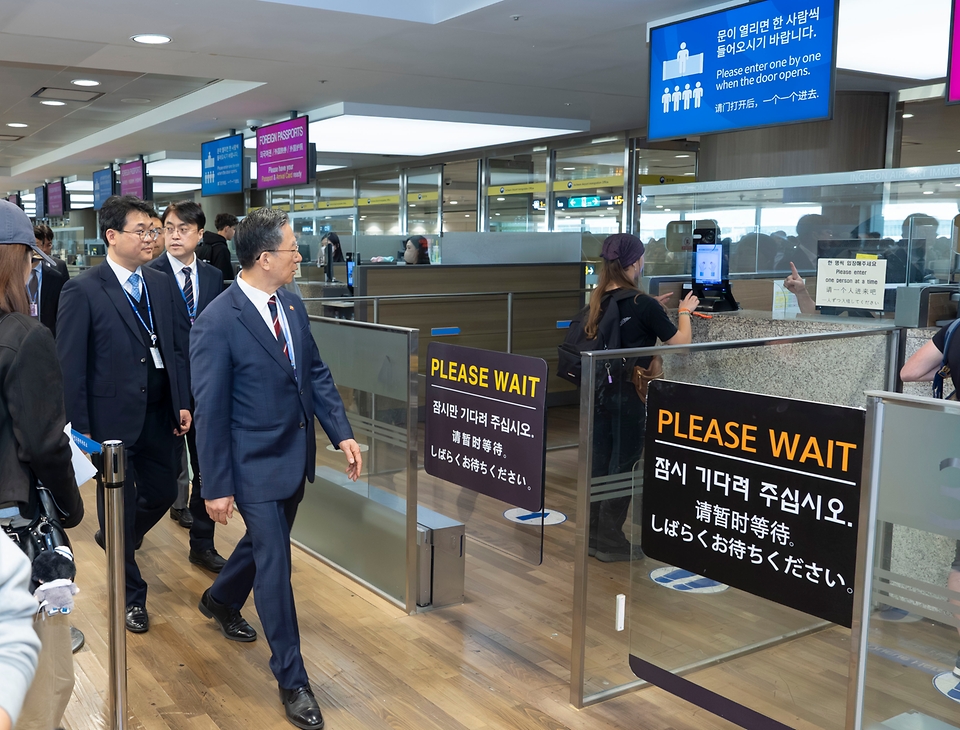 정성호 법무부 장관이 4월 23일 인천공항출입국·외국인청에 방문해 입국심사장의 심사지체 현황을 점검하고, 신속 정확한 출입국심사를 위해 헌신한 출입국심사관 12명에게 법무부장관 표창을 수여하고 격려하고 있다.