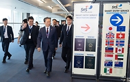 정성호 법무부 장관이 4월 23일 인천공항출입국·외국인청에 방문해 입국심사장의 심사지체 현황을 점검하고, 신속 정확한 출입국심사를 위해 헌신한 출입국심사관 12명에게 법무부장관 표창을 수여하고 격려하고 있다.