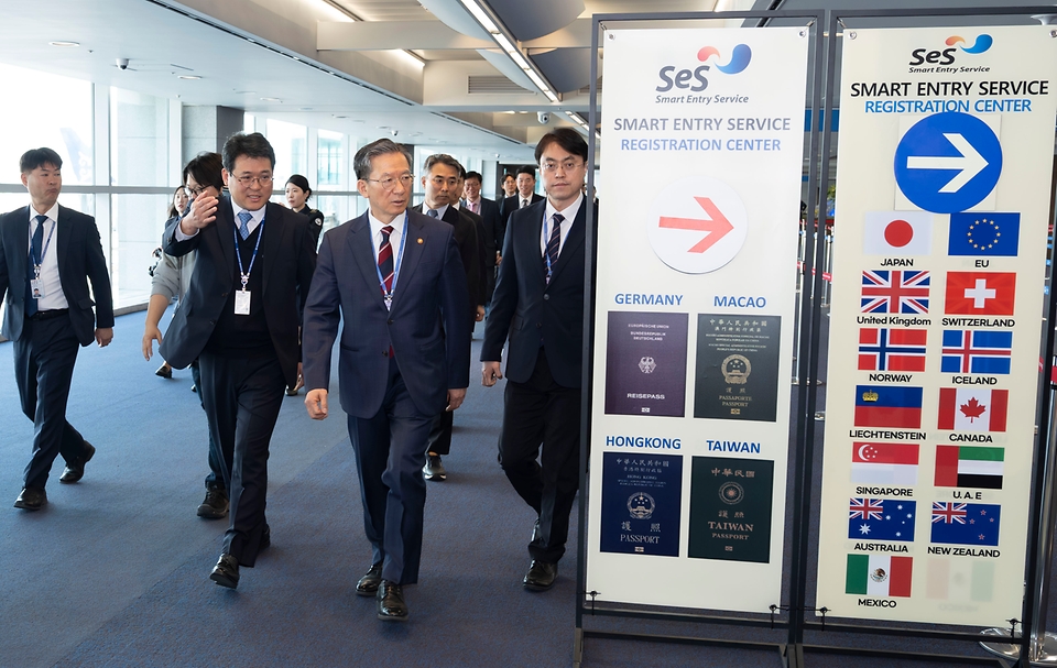 정성호 법무부 장관이 4월 23일 인천공항출입국·외국인청에 방문해 입국심사장의 심사지체 현황을 점검하고, 신속 정확한 출입국심사를 위해 헌신한 출입국심사관 12명에게 법무부장관 표창을 수여하고 격려하고 있다.