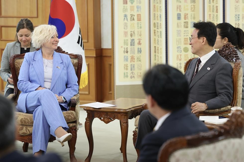 김민석 국무총리가 4월 27일 세종대로 정부서울청사에서 다이가 미에리냐 라트비아 국회의장을 접견, 인사 및 환담을 나누고 있다.