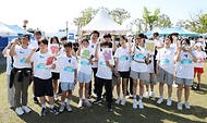 최교진 교육부 장관이 4월 25일 교육공동체의 협력 문화 확산에 동참하기 위해 세종호수공원에서 열린 '마음동행 함께달려' 행사에 참석하고 있다.