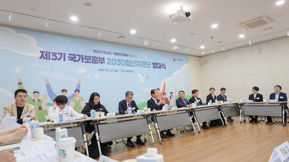 권오을 국가보훈부 장관이 4월 27일 서울시 동작구 국립서울현충원에서 열린 제3기 국가보훈부 2030청년자문단 발대식에 참석해 2030청년자문단들과 함께 기념촬영을 하고 있다.
