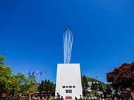 권오을 국가보훈부 장관이 4월 24일 경기도 가평군 영연방참전기념비에서 열린 제75주년 영연방 가평전투 기념식에 참석해 기념사를 하고 있다.
