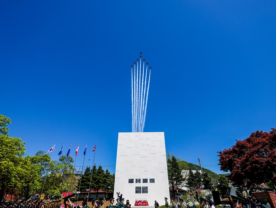 권오을 국가보훈부 장관이 4월 24일 경기도 가평군 영연방참전기념비에서 열린 제75주년 영연방 가평전투 기념식에 참석해 기념사를 하고 있다.