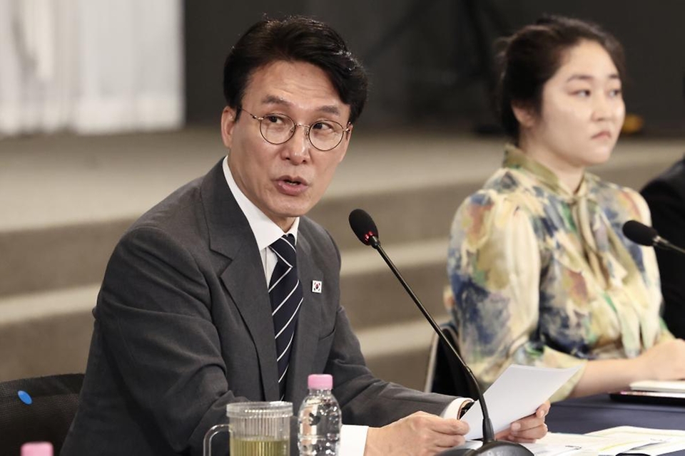 김민석 국무총리가 4월 28일 마포구 중소기업DMC타워에서 열린 제18차 청년정책조정위원회 겸 제2차 청년정책 관계장관회의를 주재하고 있다.
