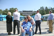 가평전투 75주년을 맞아 방한한 영연방 4개국( 영국, 캐나다, 호주, 뉴질랜드) 참전용사와 유가족 26명이 4월 25일 경기 파주시 비무장지대(DMZ) 내 판문점을 찾아 설명을 듣고 있다.