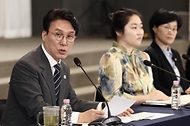 김민석 국무총리가 4월 28일 마포구 중소기업DMC타워에서 열린 제18차 청년정책조정위원회 겸 제2차 청년정책 관계장관회의를 주재하고 있다.