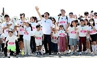 최교진 교육부 장관이 4월 25일 교육공동체의 협력 문화 확산에 동참하기 위해 세종호수공원에서 열린 '마음동행 함께달려' 행사에 참석하고 있다.