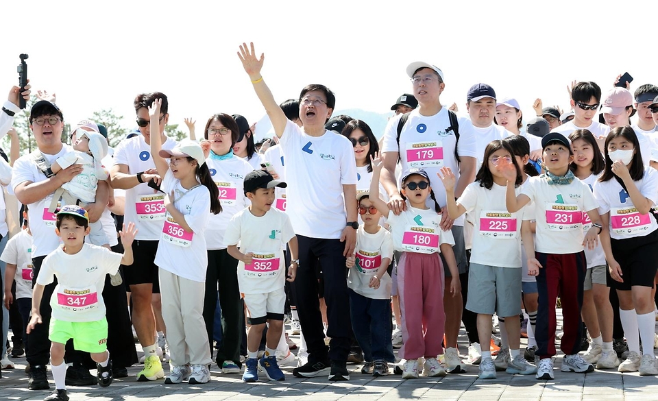 최교진 교육부 장관이 4월 25일 교육공동체의 협력 문화 확산에 동참하기 위해 세종호수공원에서 열린 '마음동행 함께달려' 행사에 참석하고 있다.