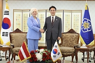 김민석 국무총리가 4월 27일 세종대로 정부서울청사에서 다이가 미에리냐 라트비아 국회의장을 접견, 인사 및 환담을 나누고 있다.