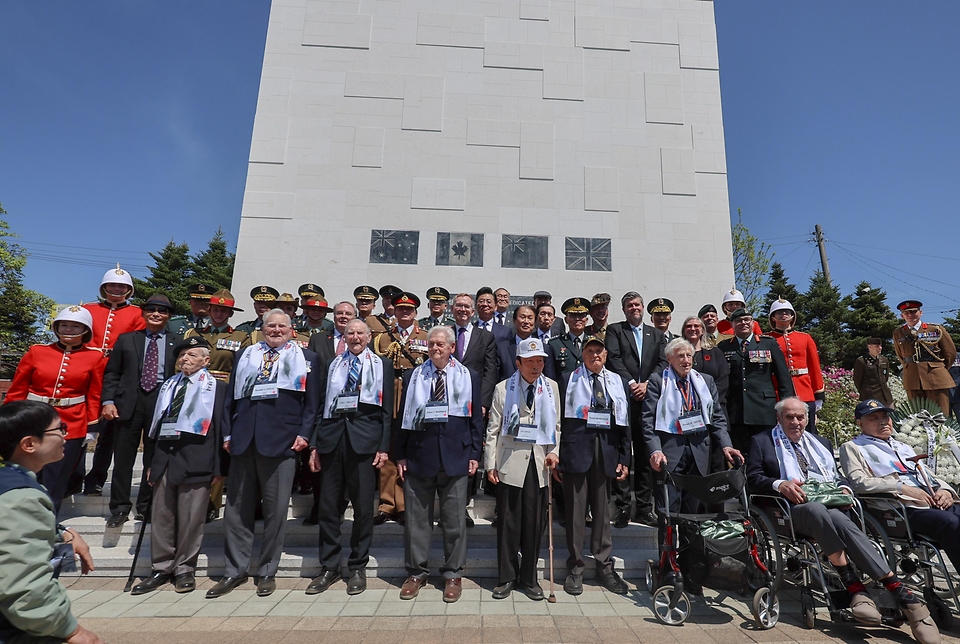 권오을 국가보훈부 장관이 4월 24일 경기도 가평군 영연방참전기념비에서 열린 제75주년 영연방 가평전투 기념식에 참석해 기념사를 하고 있다.