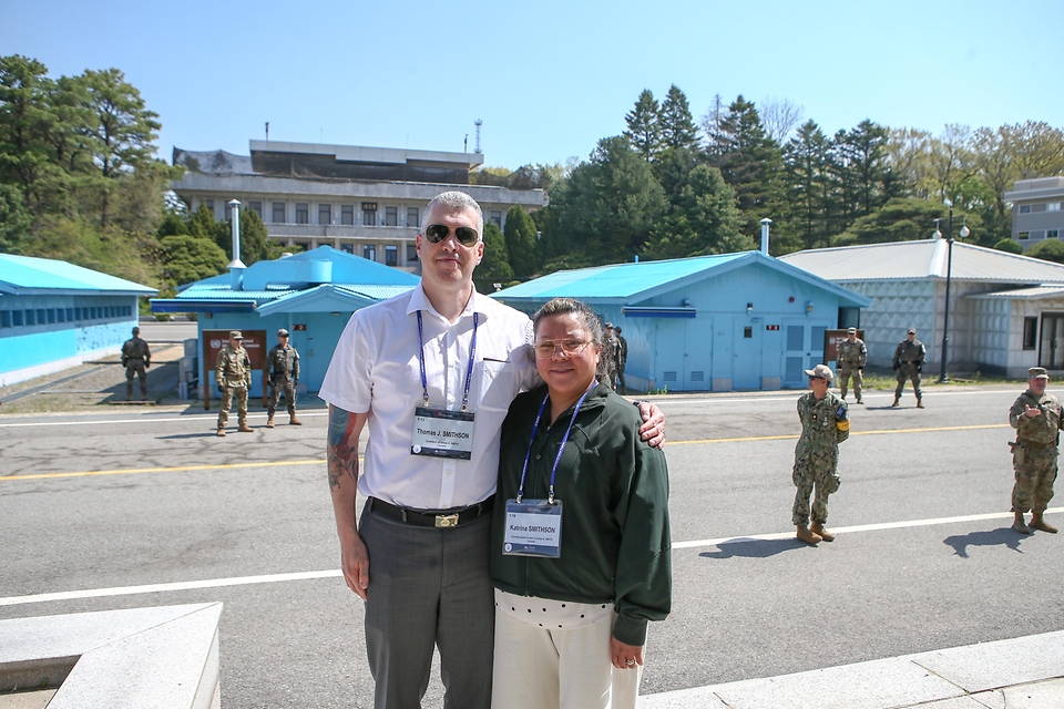 가평전투 75주년을 맞아 방한한 영연방 4개국( 영국, 캐나다, 호주, 뉴질랜드) 참전용사와 유가족 26명이 4월 25일 경기 파주시 비무장지대(DMZ) 내 판문점을 찾아 설명을 듣고 있다.