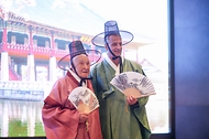 가평전투 75주년을 맞아 방한한 영연방 4개국( 영국, 캐나다, 호주, 뉴질랜드) 참전용사와 유가족 26명이 4월 23일 서울 중구 풀만 앰배서더 서울 호텔에서 열린 재방한 오리엔테이션에서 한복을 입고 기념촬영을 하며 즐거운 시간을 보내고 있다.