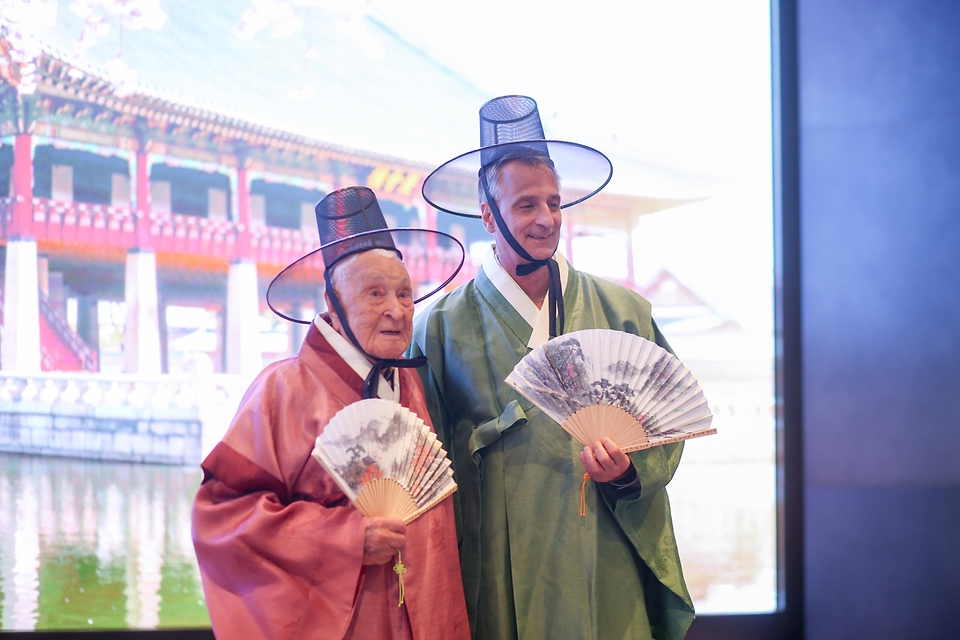 가평전투 75주년을 맞아 방한한 영연방 4개국( 영국, 캐나다, 호주, 뉴질랜드) 참전용사와 유가족 26명이 4월 23일 서울 중구 풀만 앰배서더 서울 호텔에서 열린 재방한 오리엔테이션에서 한복을 입고 기념촬영을 하며 즐거운 시간을 보내고 있다.