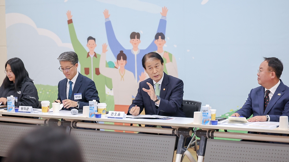 권오을 국가보훈부 장관이 4월 27일 서울시 동작구 국립서울현충원에서 열린 제3기 국가보훈부 2030청년자문단 발대식에 참석해 2030청년자문단들과 함께 기념촬영을 하고 있다.
